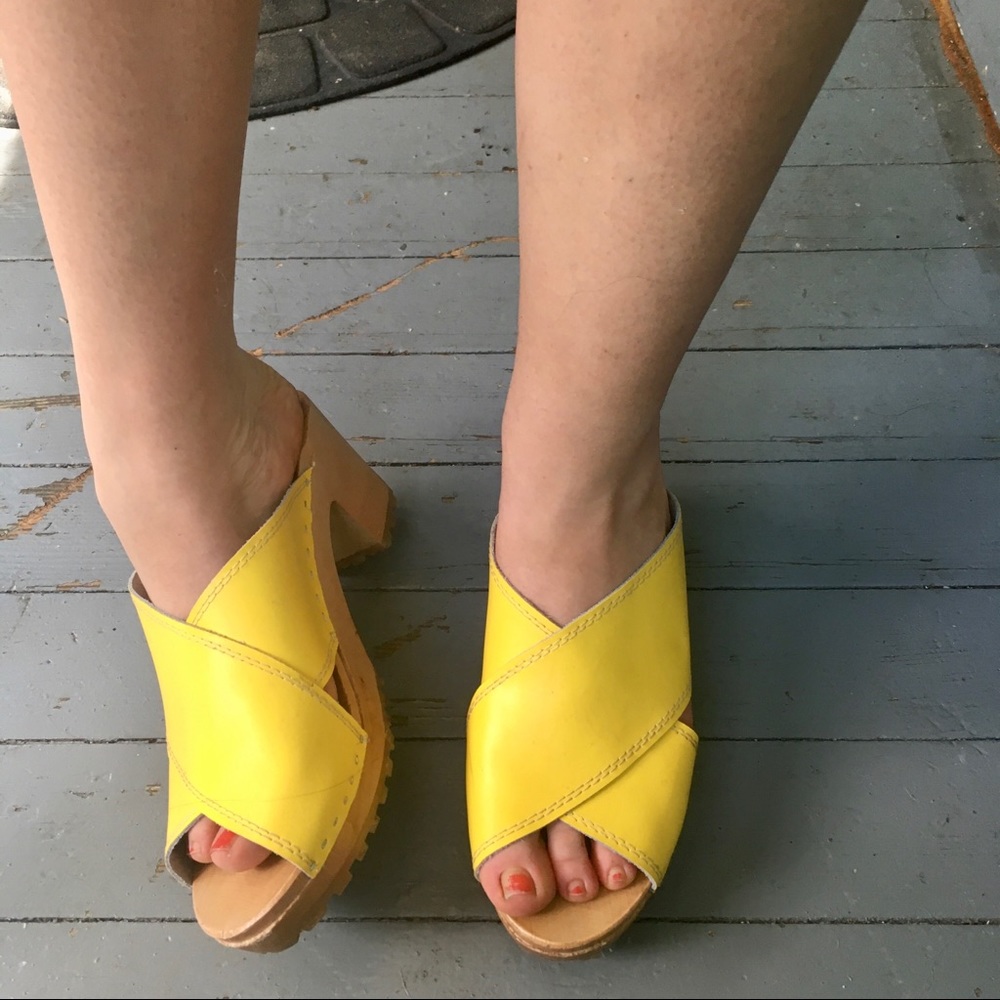 Yellow leather and wood cross-strap clogs